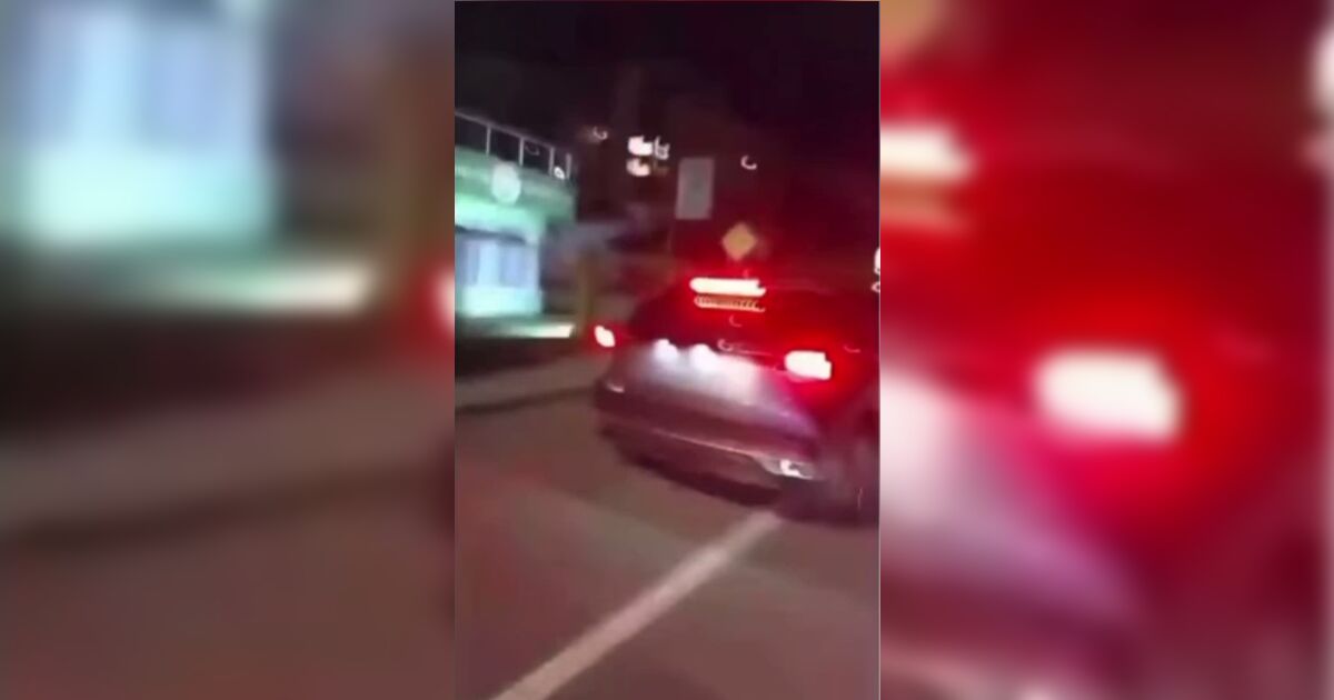 Menores sendo apreendidos pela polícia após fuga de carro