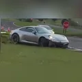 Porsche perde o controle, roda e invade gramado no trevo de Cambira