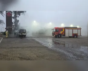 Van com estudantes pega fogo e fica completamente destruída em Apucarana