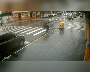 Câmera de segurança registra queda de pedestres; Bombeiros alertam para risco em dias de chuva