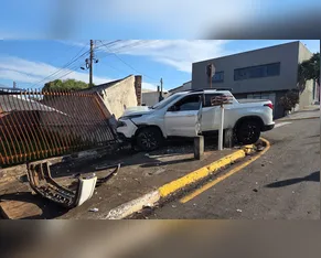 Carro atinge caminhonete e veículo vai parar em muro de casa em Apucarana; veja o vídeo