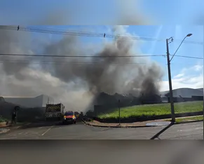 Incêndio de grandes proporções atinge fábrica de colchões em Arapongas