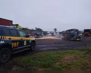 Ônibus bate na traseira de carreta e deixa 14 feridos em Ortigueira (PR) na BR-376; veja