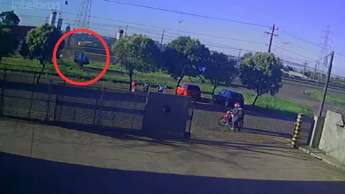 Câmeras registram momento em que picape capota na BR-369 em Apucarana; assista