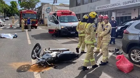 Veja o momento em que motociclista morre ao colidir com carro em Apucarana