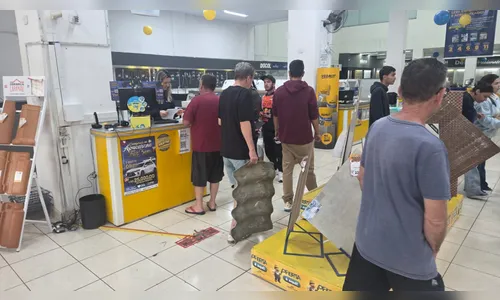 
							Após temporal, moradores correm atrás de materiais para reparar casas atingidas pelo granizo
						
						
