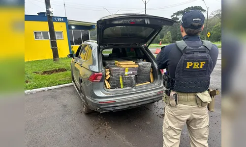 
							PRF apreende 897 kg de drogas em menos de 3 horas no Paraná
						
						