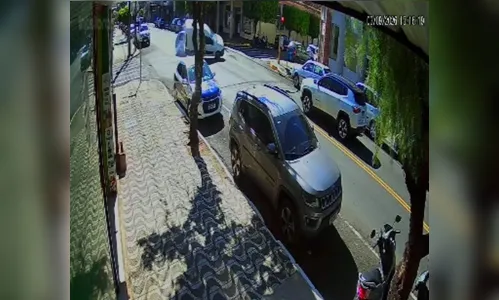 
							Câmera flagra acidente no cruzamento da Avenida Curitiba, em Apucarana; assista
						
						