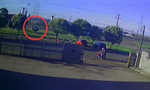 
							Câmeras registram momento em que picape capota na BR-369 em Apucarana; assista
						
						