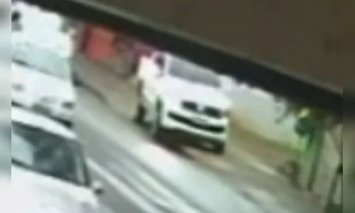 
							Açougueiro morre atropelado na calçada; motorista foge a pé e se entrega alegando mal súbito
						
						