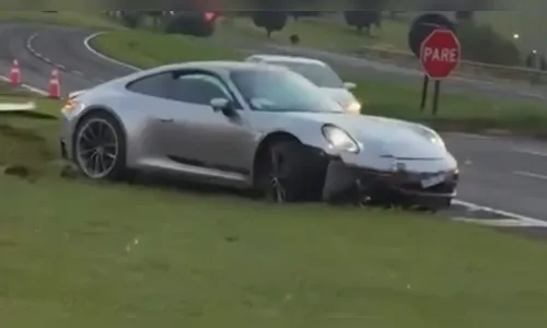 
							Porsche perde o controle, roda e invade gramado no trevo de Cambira
						
						
