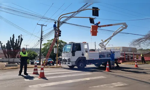 
							Apucarana conclui reparos em semáforos danificados pelo temporal
						
						