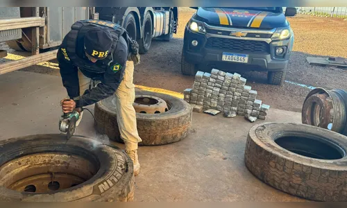 
							PRF apreende quase duas toneladas de drogas escondidas em caminhões no Paraná
						
						