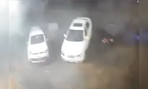 
							Câmera flagra vento forte erguendo carro durante temporal no PR
						
						