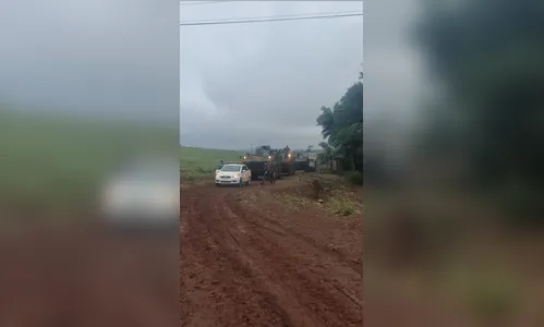 
							Blindados do Exército ajudam Copel no transporte de postes em Apucarana
						
						
