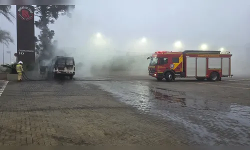 
							Van com estudantes pega fogo e fica completamente destruída em Apucarana
						
						