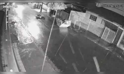 
							Motociclista fica ferido após bater contra caçamba de entulho em Londrina; veja o flagrante
						
						