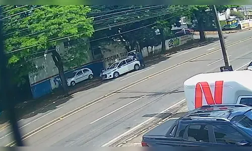 
							Vídeo mostra mulher sendo agredida e jogada para fora de carro em Apucarana; veja
						
						