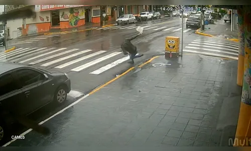 
							Câmera de segurança registra queda de pedestres; Bombeiros alertam para risco em dias de chuva
						
						