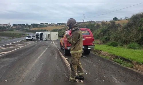 
							Vídeo mostra momento em que caminhão tomba na BR-376 em Apucarana, assista
						
						