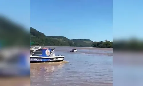 
							VÍDEO: distraído ao celular, motorista cai com carro de balsa no rio Uruguai no RS
						
						