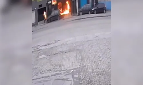 
							Vídeo flagra adolescente em chamas após explosão em oficina no Paraná
						
						
