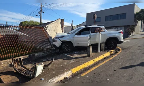 
							Carro atinge caminhonete e veículo vai parar em muro de casa em Apucarana; veja o vídeo
						
						