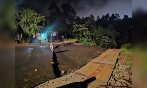 Cratera se abre em rua de Mauá da Serra e deixa família desalojada após temporal