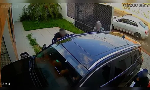 
							Câmera flagra família sendo rendida por bandidos ao abrir portão de casa em Londrina
						
						