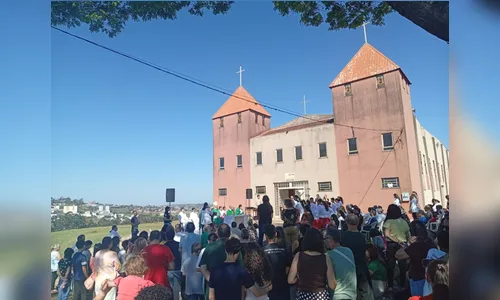 
							Missa marca despedida de capela destruída por temporal em Apucarana
						
						