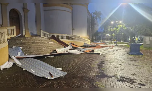 
							Forte temporal provoca destelhamento e alaga interior da Catedral de Apucarana; vídeo
						
						
