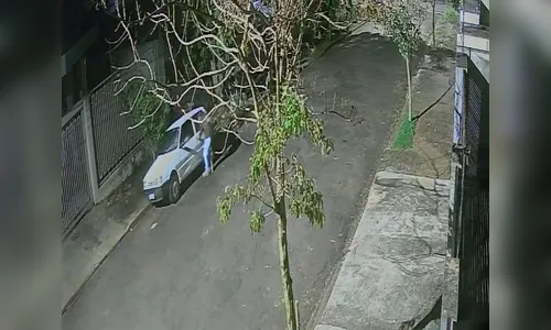 
							Câmera de segurança flagra furto de Fiat Uno durante a madrugada em Apucarana
						
						