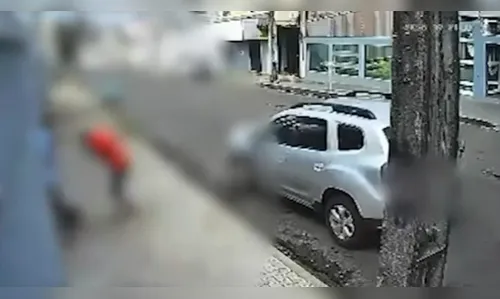 
							Homem é executado a tiros no bairro Santo Antônio, em Arapongas; veja vídeo
						
						