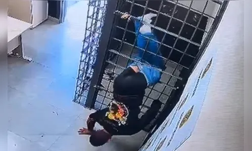 
							Homem foge da cadeia ao 'espremer' o corpo entre barras da cela em SC; vídeo
						
						