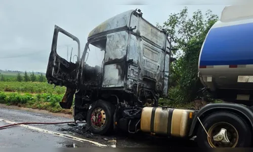 
							Incêndio atinge caminhão-tanque e é controlado na BR-376 em Paranavaí
						
						