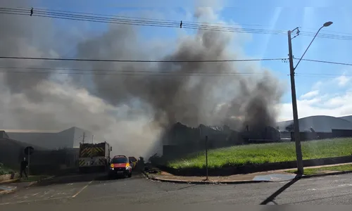 
							Incêndio de grandes proporções atinge fábrica de colchões em Arapongas
						
						