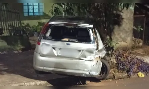 
							Jetta desgovernado bate em carro estacionado e destrói muro de casa em Apucarana
						
						
