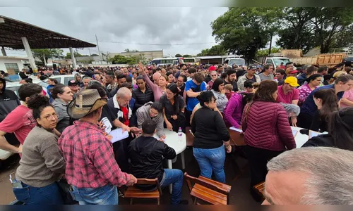 
							Moradores fazem fila para buscar telhas distribuídas pela prefeitura de Apucarana
						
						