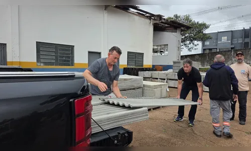 
							Moradores fazem fila para buscar telhas distribuídas pela prefeitura de Apucarana
						
						