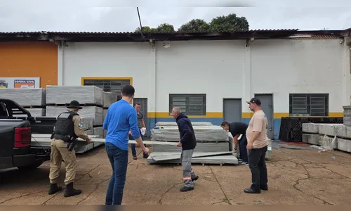 
							Moradores fazem fila para buscar telhas distribuídas pela prefeitura de Apucarana
						
						