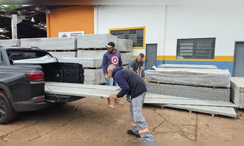
							Moradores fazem fila para buscar telhas distribuídas pela prefeitura de Apucarana
						
						