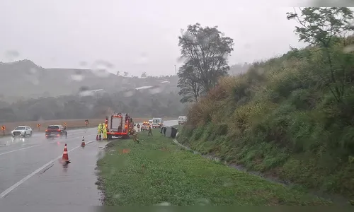 
							Motorista bate carro em barranco na PR-444 em Apucarana
						
						