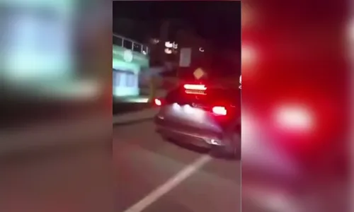
							Vídeo: Crianças de 10 e 11 anos e adolescente furtam carro, dirigem pelas ruas de Florianópolis e batem em moto
						
						
