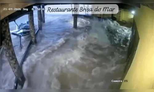 
							Onda gigante invade comércios e arrasta barcos após tsunami meteorológico em SC
						
						