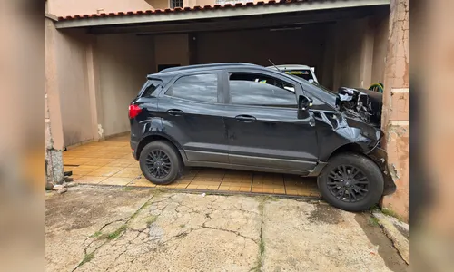 
							Câmera flagra momento em que veículo invade residência após colisão em Faxinal; veja
						
						