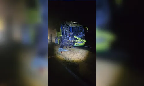 
							Ônibus bate na traseira de carreta e deixa 14 feridos em Ortigueira (PR) na BR-376; veja
						
						
