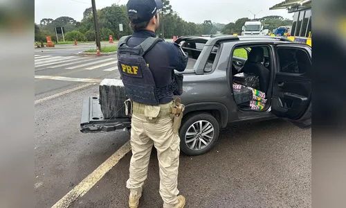 
							PRF apreende 897 kg de drogas em menos de 3 horas no Paraná
						
						