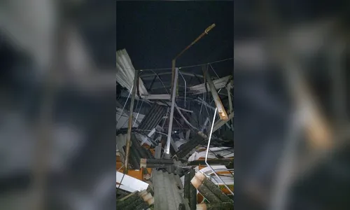 
							Tempestade destelha capela e causa rastro de destruição em Apucarana; veja
						
						