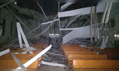 
							Tempestade destelha capela e causa rastro de destruição em Apucarana; veja
						
						