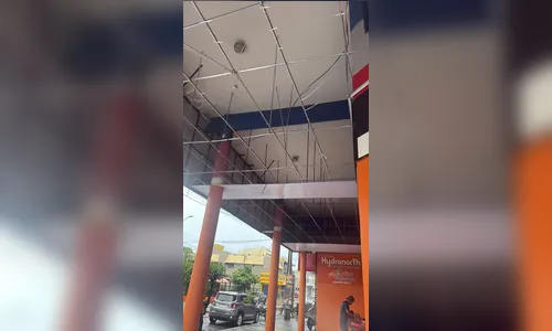 
							Temporal causa estragos em diferentes pontos de Apucarana; veja fotos
						
						
